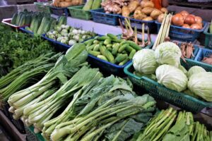 Das Bild zeigt einen Marktstand mit herbstlichem Gemüse.